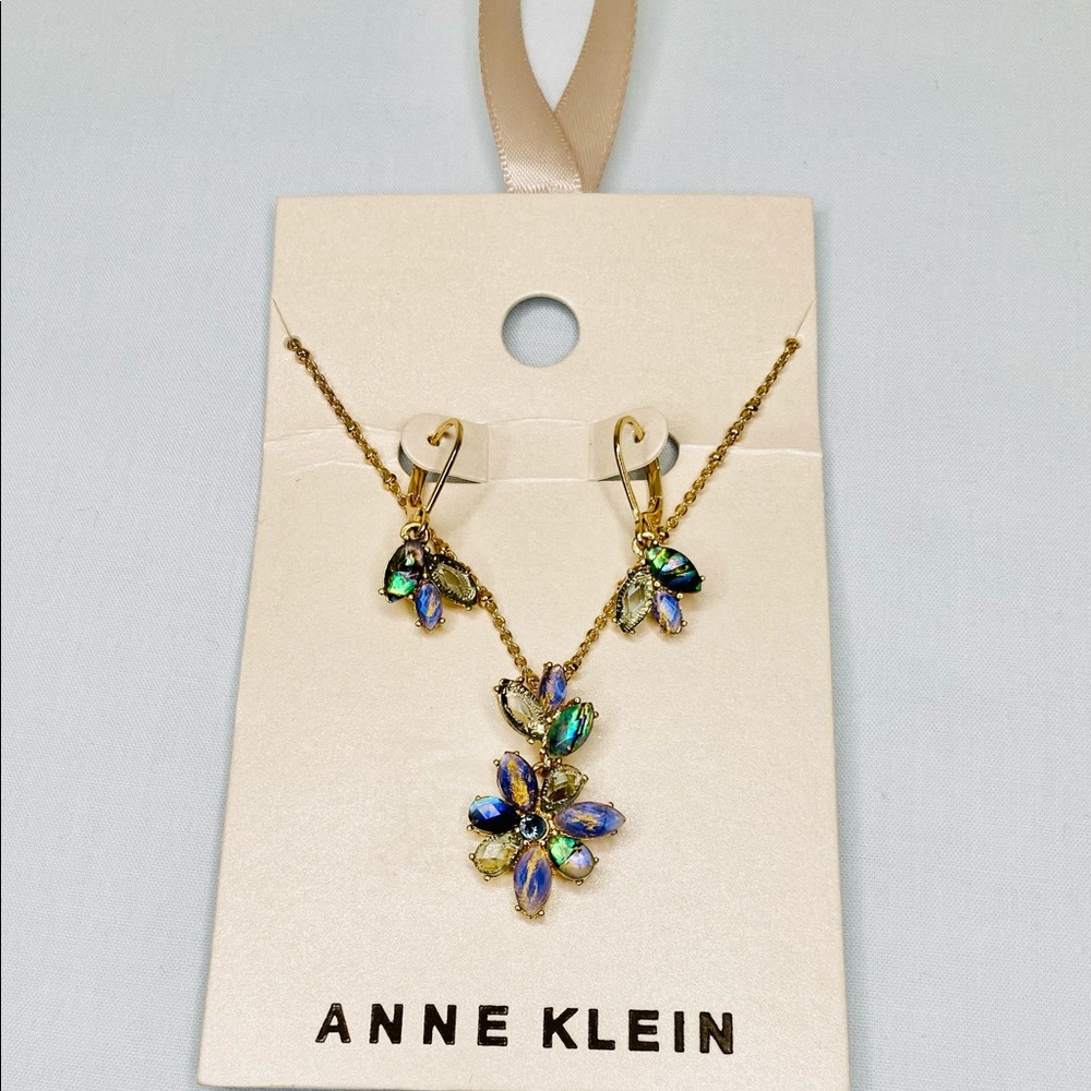 ANNE KLEIN EARRING AND NECKLACE SET NWT